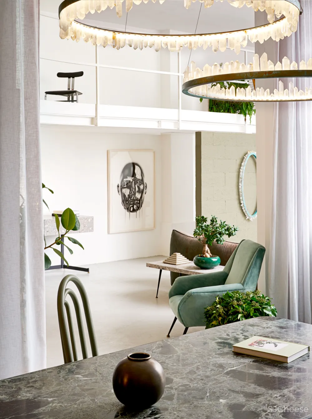 摆满艺术品的 LOFT,才是有腔调的家