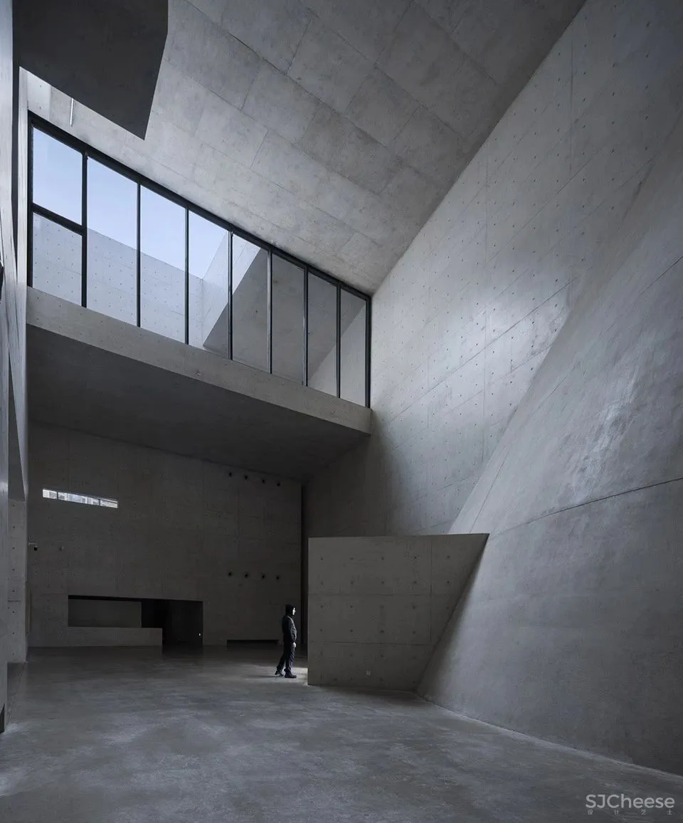 魏春雨作品:谢子龙影像艺术馆