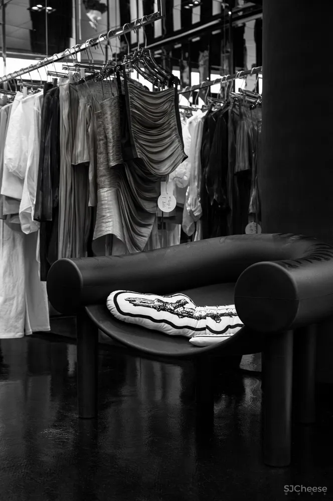 陈书灏新作丨多面性镜面空间体—南昌暗黑系买手店