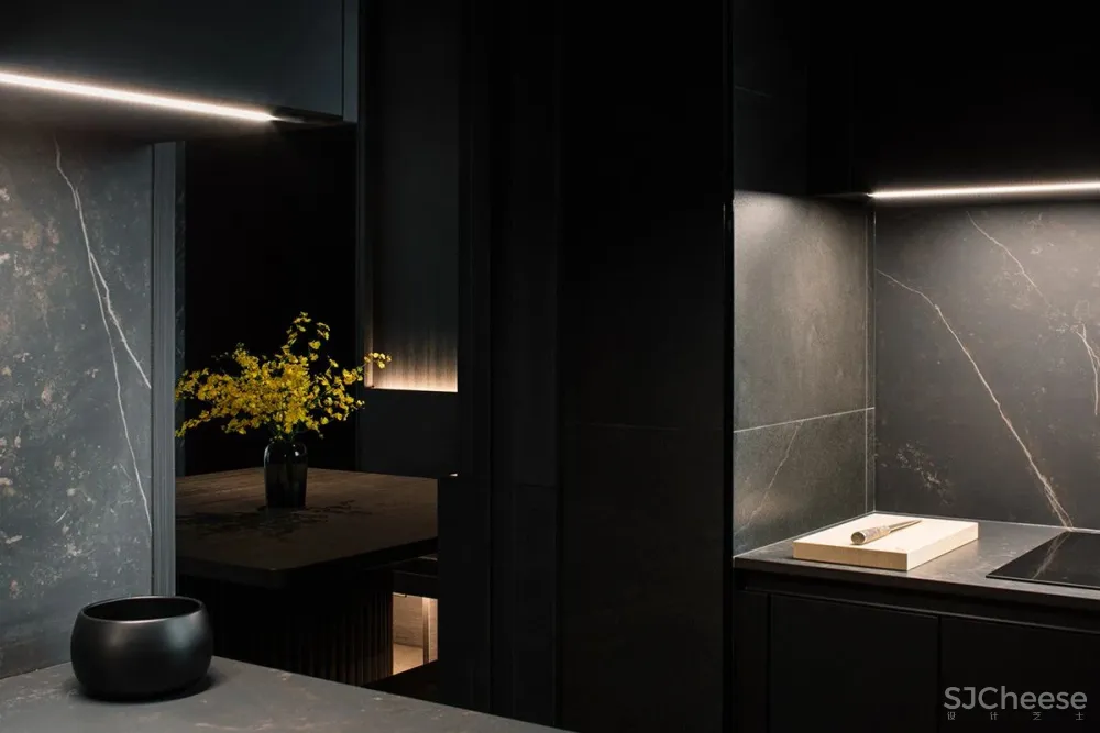 146㎡ 黑色调公寓,打造别样的轻奢感