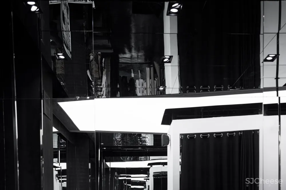 陈书灏新作丨多面性镜面空间体—南昌暗黑系买手店