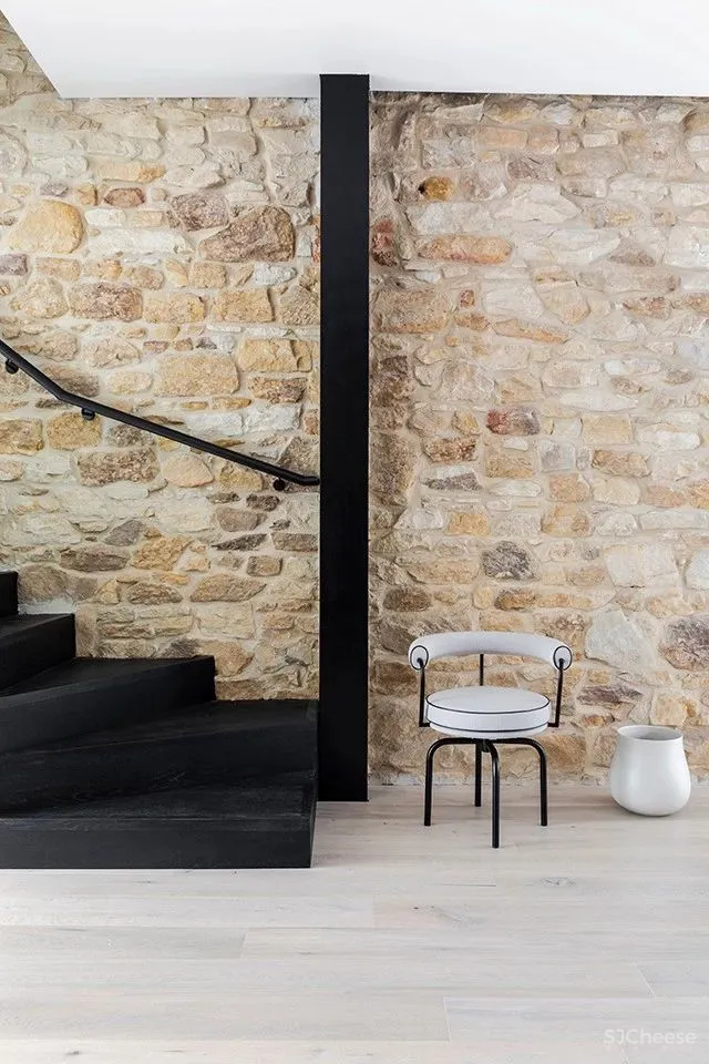 老房改造，一面石头墙美了整个家！