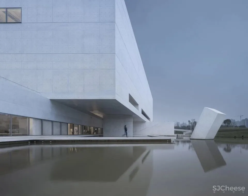 魏春雨作品:谢子龙影像艺术馆