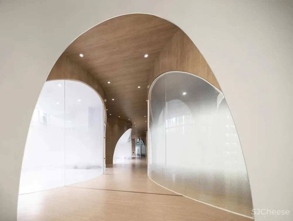 通透感 流动性，打造纯净儿童空间 反几建筑