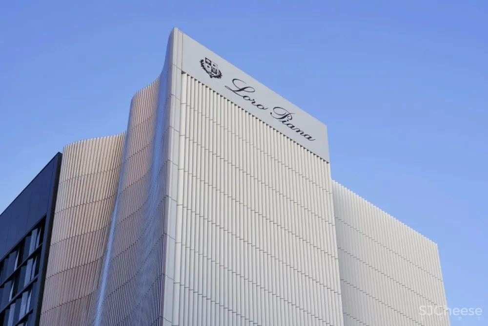 LVMH 在东京银座的两个奢侈品店,丝般金属和水晶玻璃,各有各的高级