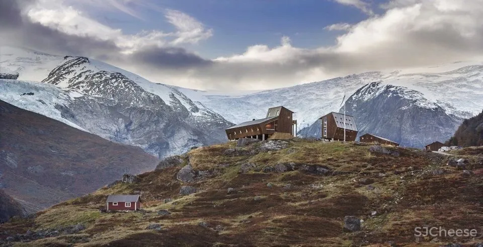 “冰川来客”的福音！五边形倾斜小木屋抵御极端气候，成为徒步旅行者的温暖避风港