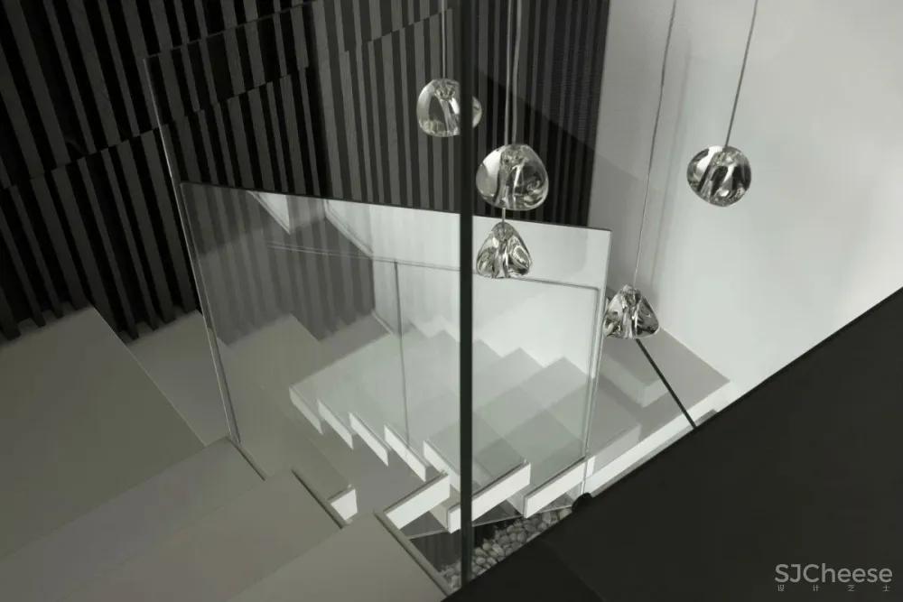 黑白极简顶层公寓，打造一流的低奢气场!