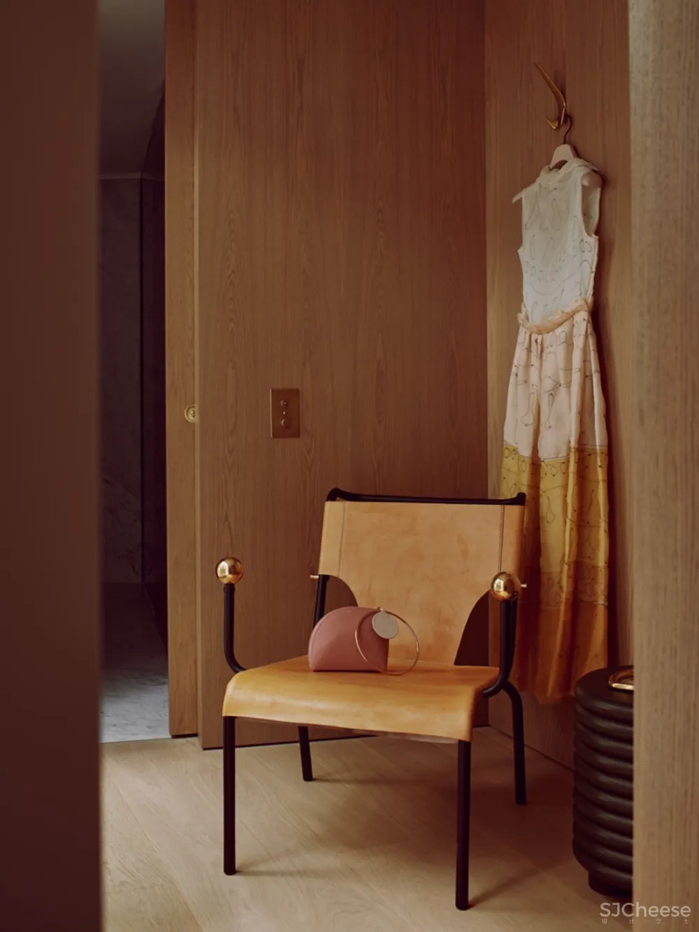 伦敦那个煤气包爆改的公寓,顶层复式样板房公开了,一套卖7000万