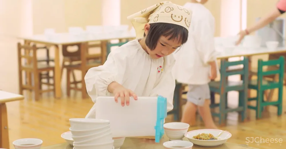 日本设计的幼儿园食堂,还能开生日趴,有员工休息区,空间利用到了极致