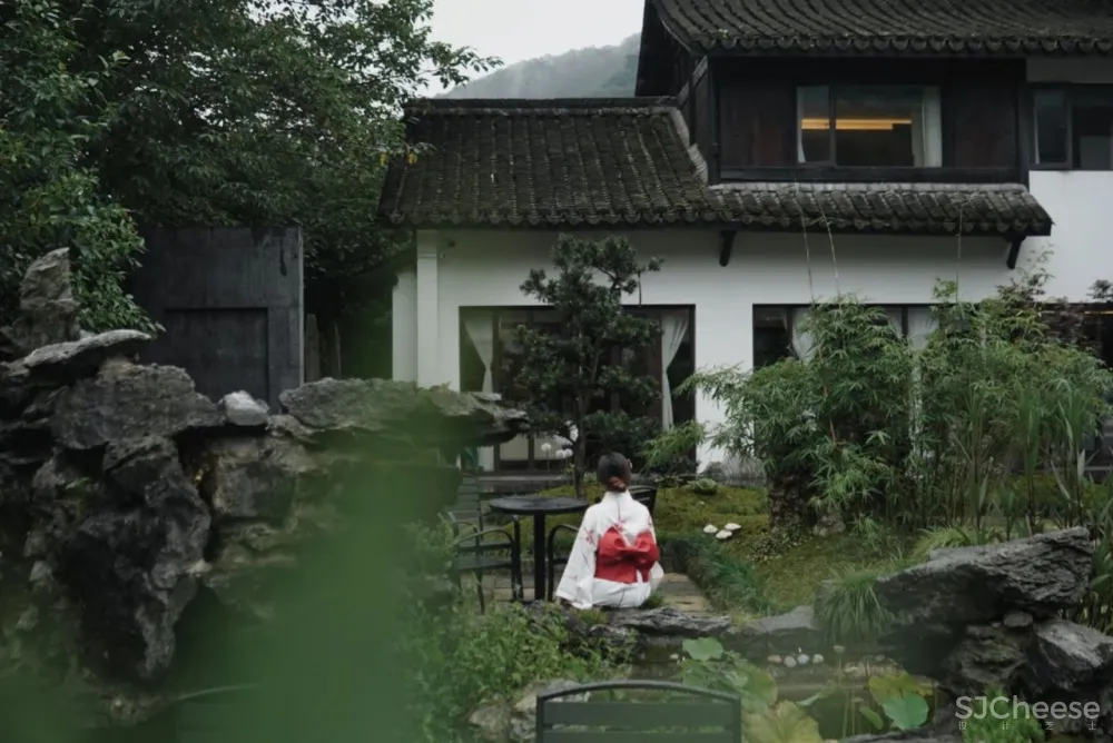 西湖边的“小京都”要藏不住了！与祈愿福地相邻，500天匠心打造千万级美宿，私享禅意清净，夜观原生态萤火虫