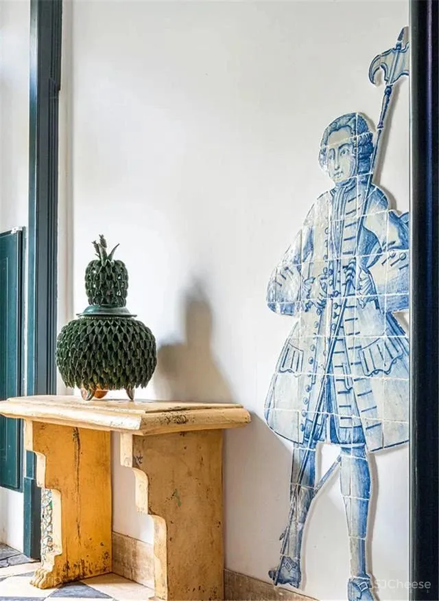 “红底鞋之父”的家：阳光与色彩洋溢的“宫殿”