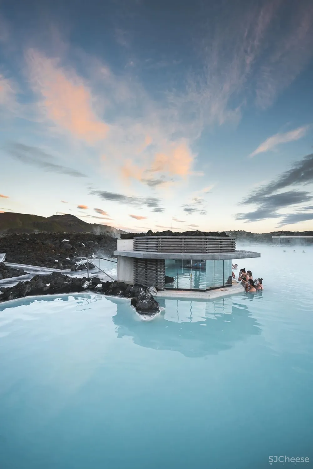 800年火山口的心灵治愈系酒店,全世界都来泡绝美蓝色温泉!