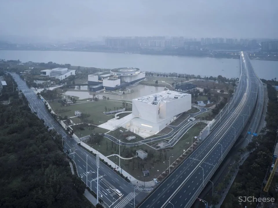 魏春雨作品:谢子龙影像艺术馆