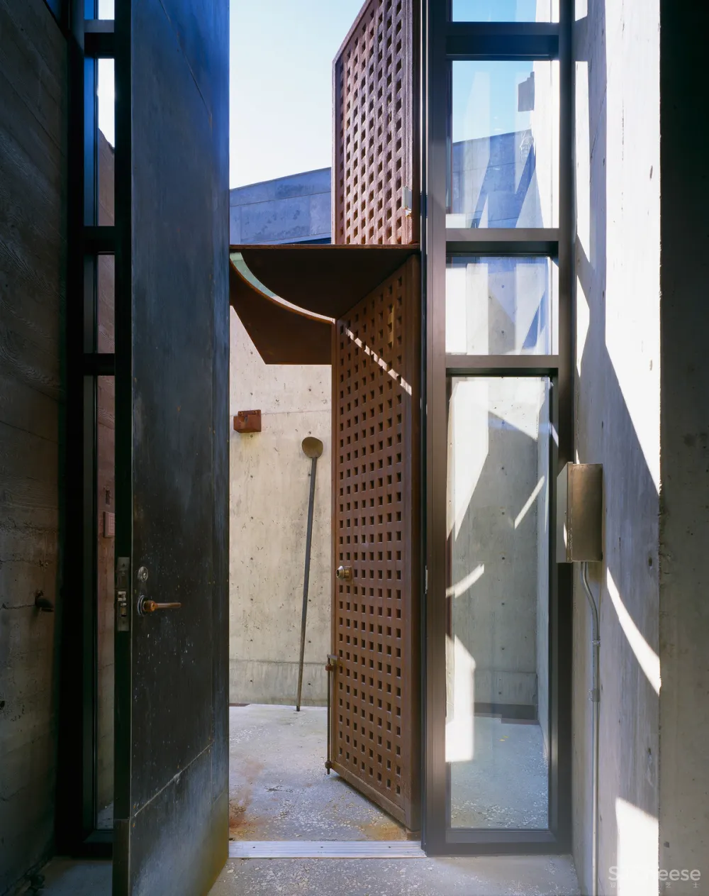 他设计的10栋别墅,每一个都“机关算尽”太酷了!