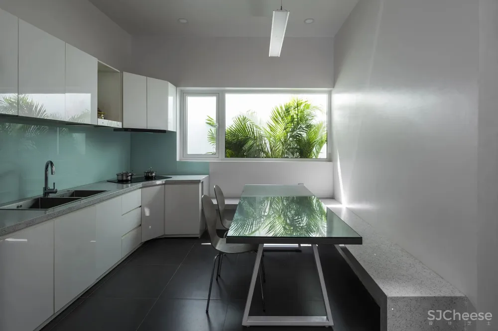 花园联系私密空间的三口之家 T住宅 Creative Architects