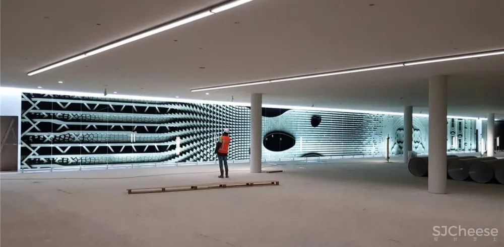 荷兰这个8000㎡自行车停车场,一面沉浸式的玻璃墙美翻了,网友:别人家的“自行车棚”