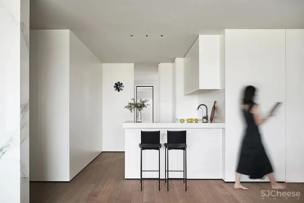 郑军:成都 240 m² 极简大平层,兼顾自由与温暖的家!