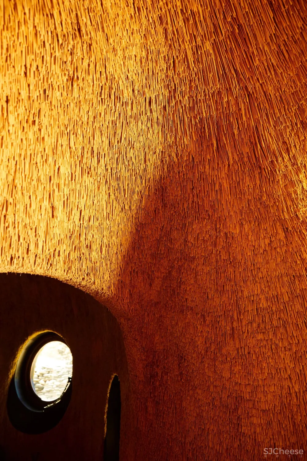 跨界狂人竟用茅草打造超级鸟巢住宅，这就是怪诞的野奢生活！