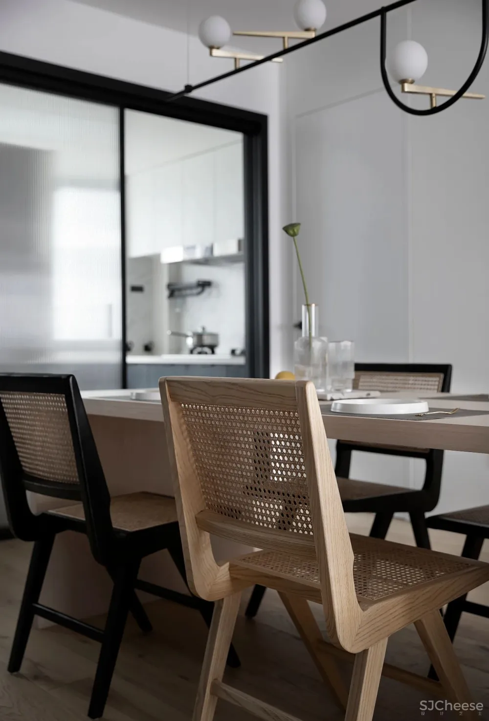 极致黑白 温润原木,极简高效的空间美学