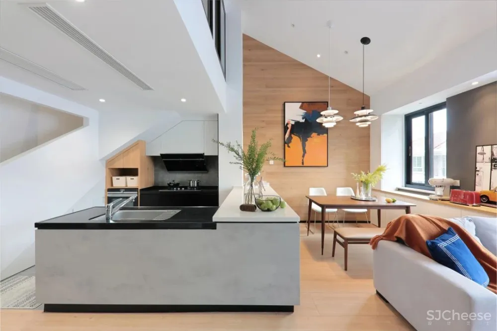 小夫妻买下105㎡奇葩阁楼，砸掉数面墙，“浪费空间”却让幸福暴增！