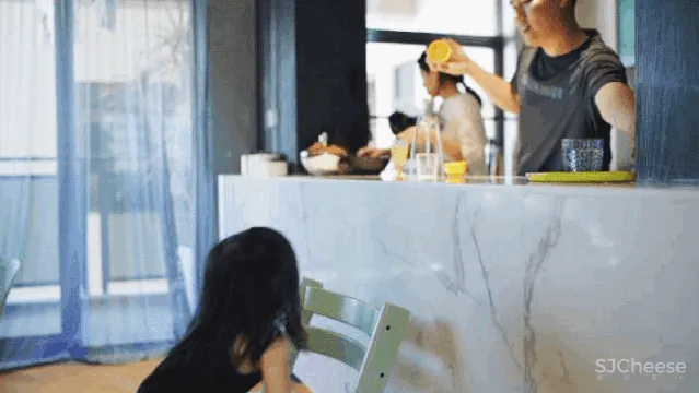 中产夫妇上海啃青菜,老家买豪宅:打飞的也要回去找快乐