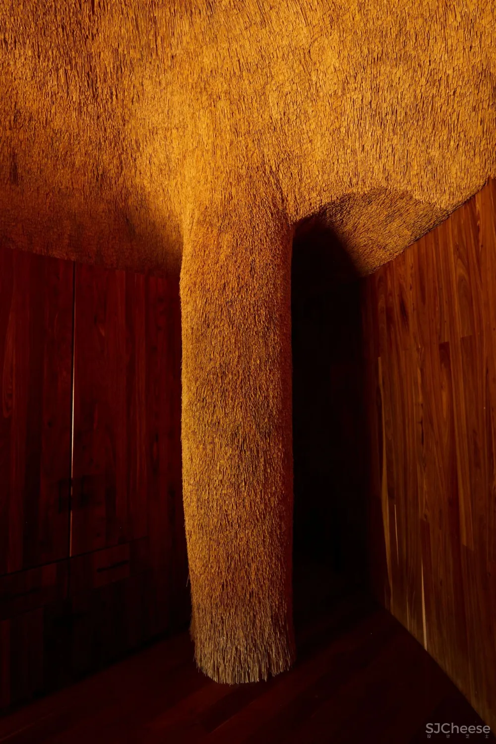 跨界狂人竟用茅草打造超级鸟巢住宅，这就是怪诞的野奢生活！