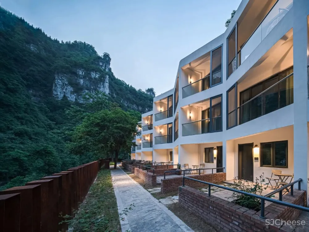 复兴峡谷间的废弃兵工厂,打造亲子游的好去处