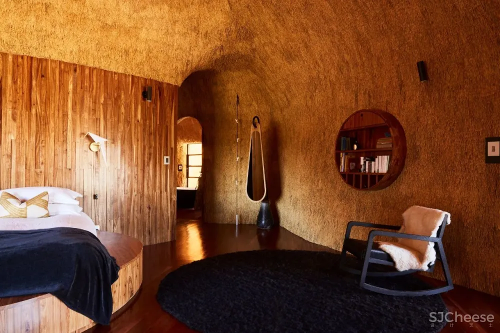 跨界狂人竟用茅草打造超级鸟巢住宅，这就是怪诞的野奢生活！