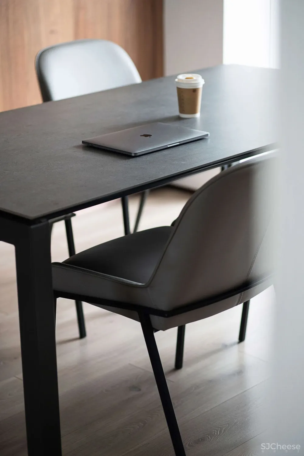 裸墙的自然肌理,归于至简的格调家居丨赫设计