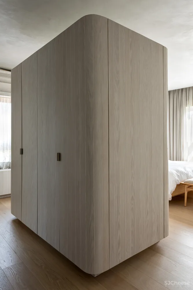 这对夫妇用165平米的家专门招待客人，只做一间卧室却有三间厕所！