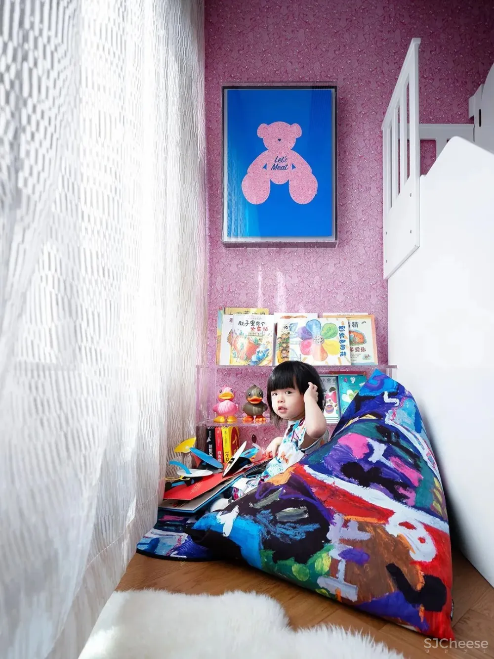 中产夫妇上海啃青菜,老家买豪宅:打飞的也要回去找快乐