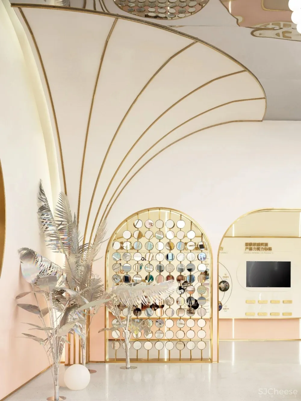 CLV赛拉维×旭辉:旋转的梦幻空间,唤回童心世界!