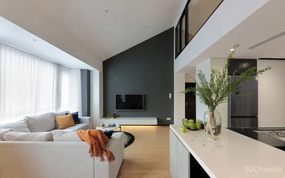 小夫妻买下105㎡奇葩阁楼，砸掉数面墙，“浪费空间”却让幸福暴增！