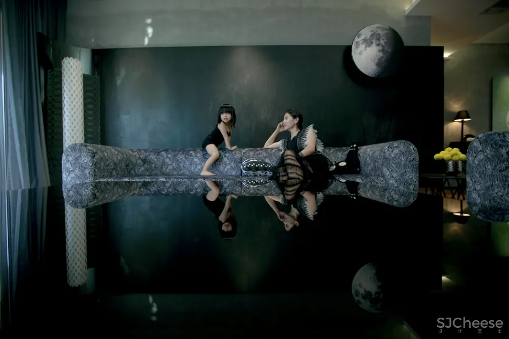 中产夫妇上海啃青菜,老家买豪宅:打飞的也要回去找快乐