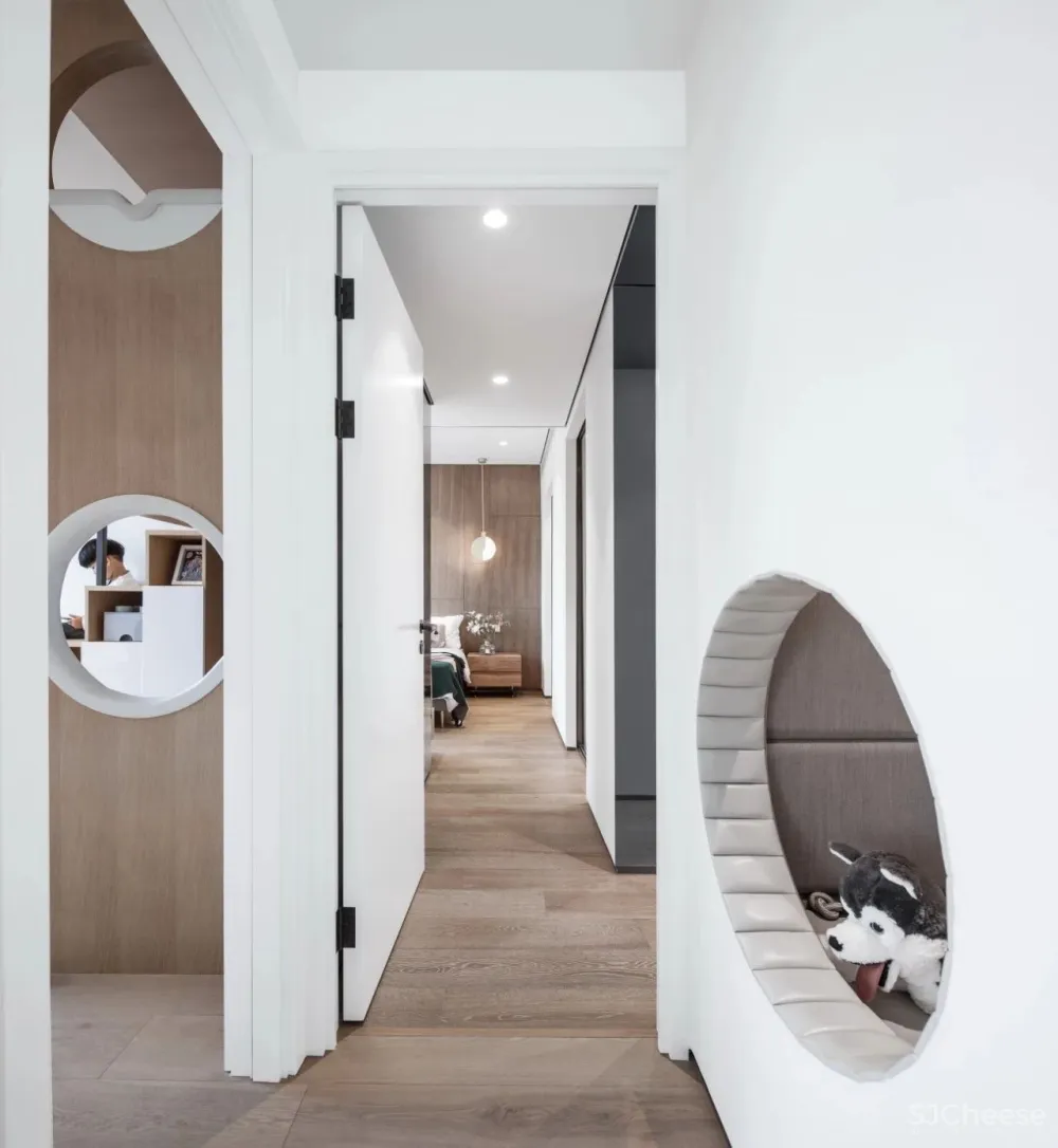 脑洞大开,他在50㎡的大客厅画了座“山”,山前有滑梯,山后有吊桥!