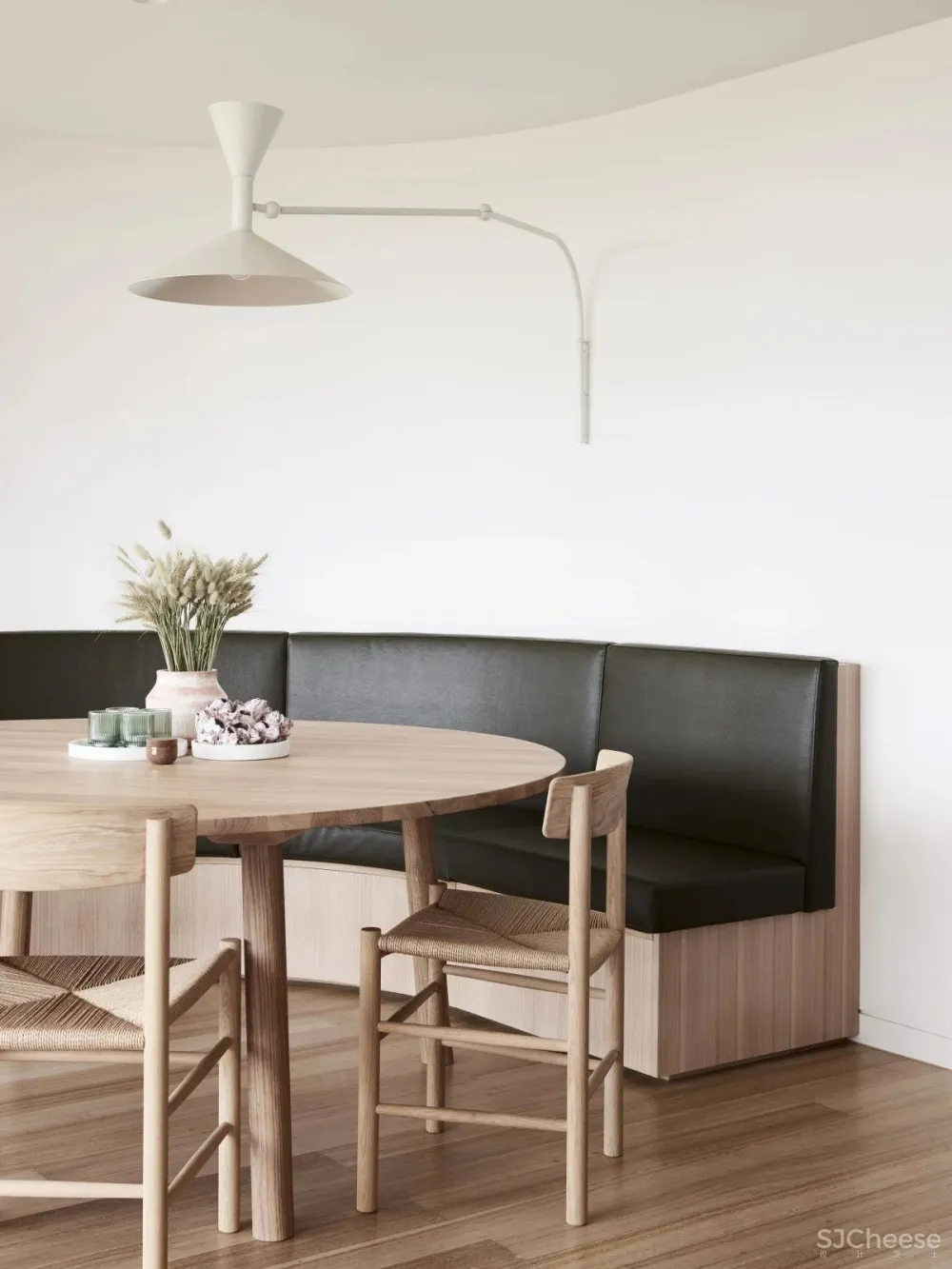 两居室简约住宅，原木家具加上藤编元素太好看了！