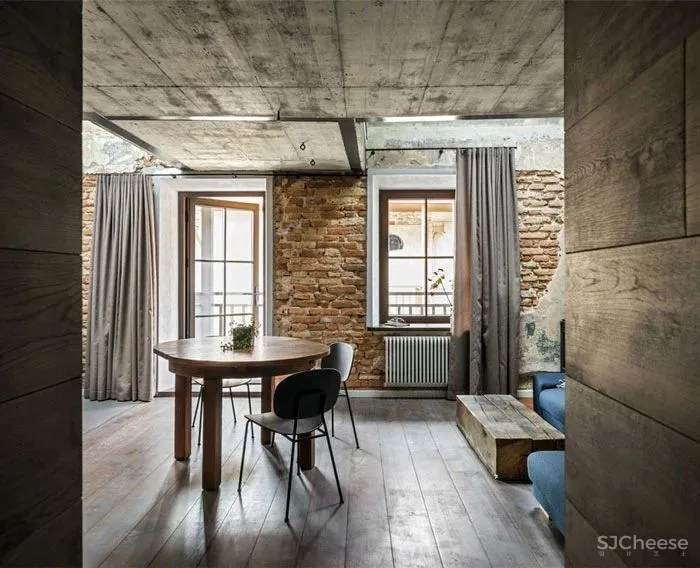 一半现代时髦一半原始衰败，这是一个精分的业主？