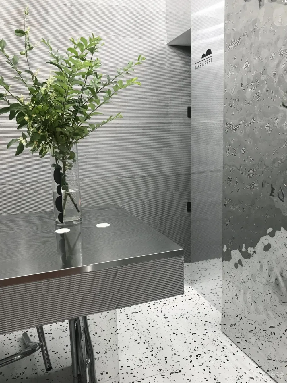 离宅半米 30平的工作室装12人,有植被还能办沙龙?