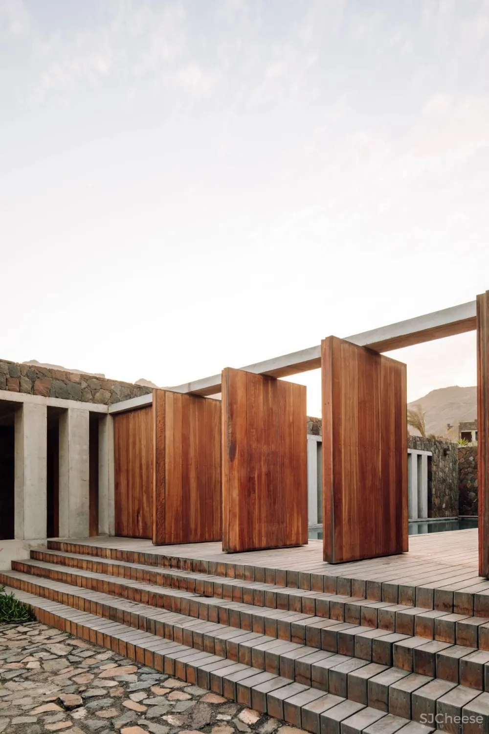 在火山底建造的“亲密”别墅；卫生间不装窗帘，根本不在乎路过的人！你敢住吗？【A963第2186期】