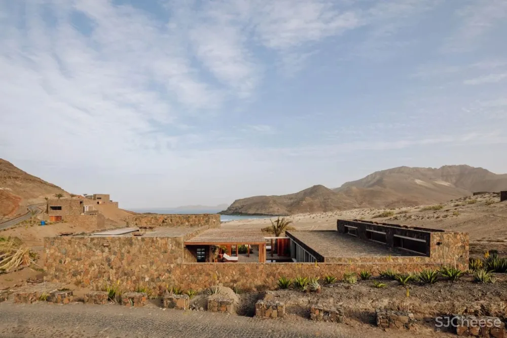 在火山底建造的“亲密”别墅；卫生间不装窗帘，根本不在乎路过的人！你敢住吗？【A963第2186期】