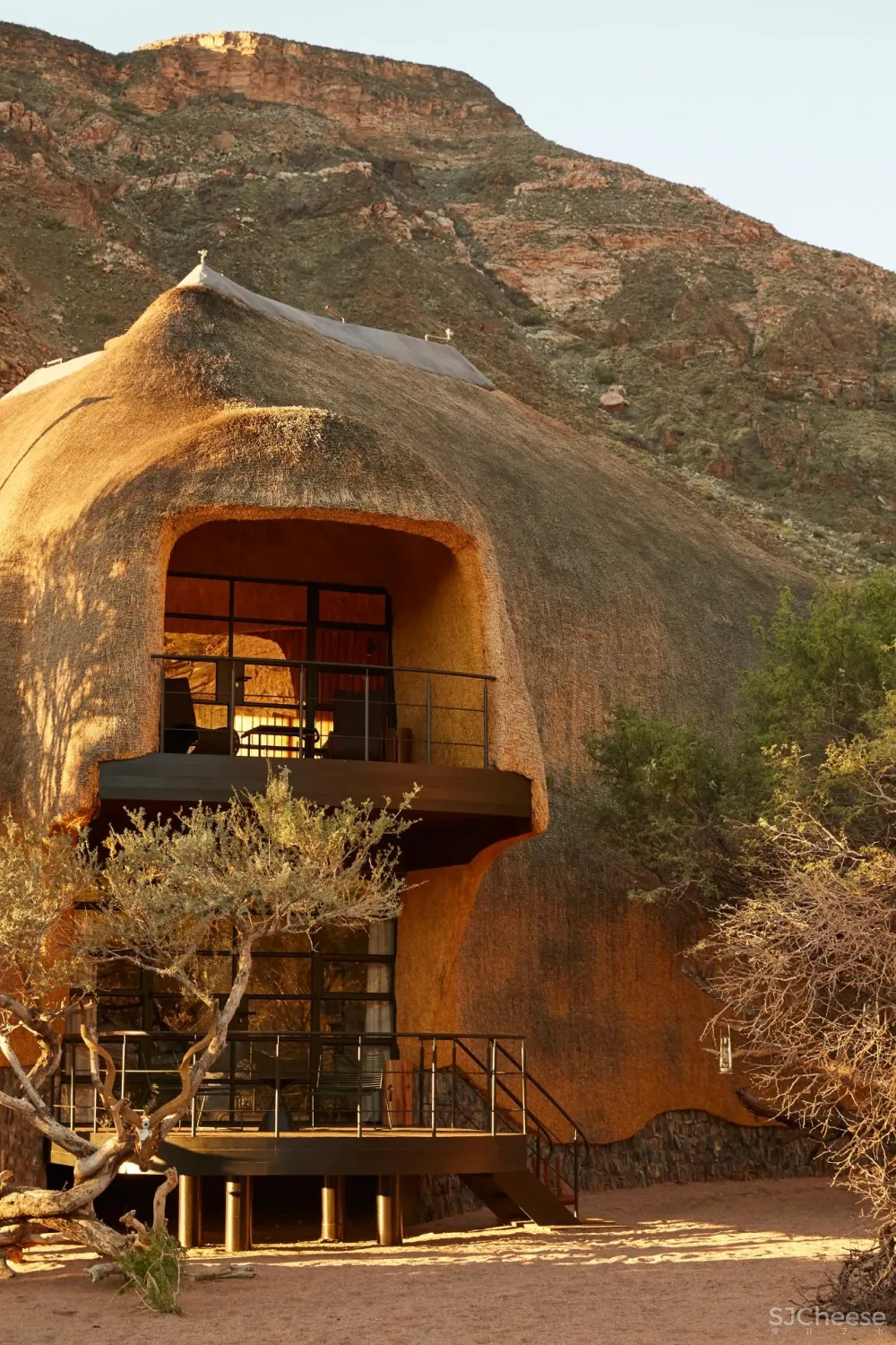 跨界狂人竟用茅草打造超级鸟巢住宅，这就是怪诞的野奢生活！