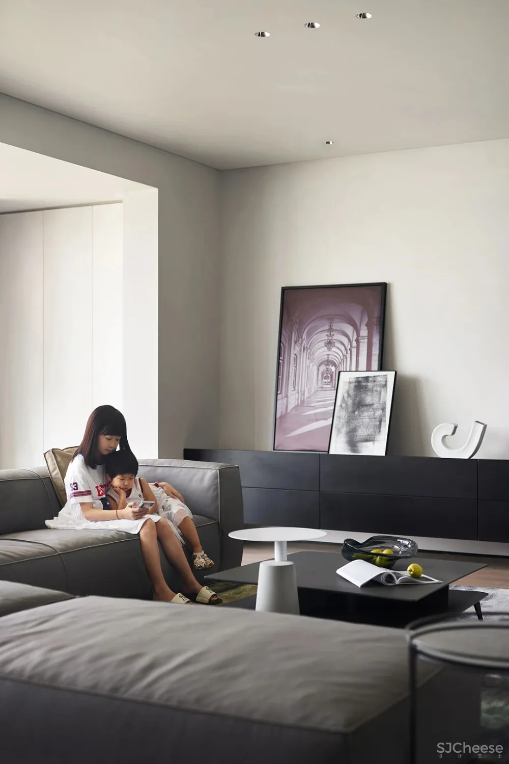 郑军:成都 240 m² 极简大平层,兼顾自由与温暖的家!