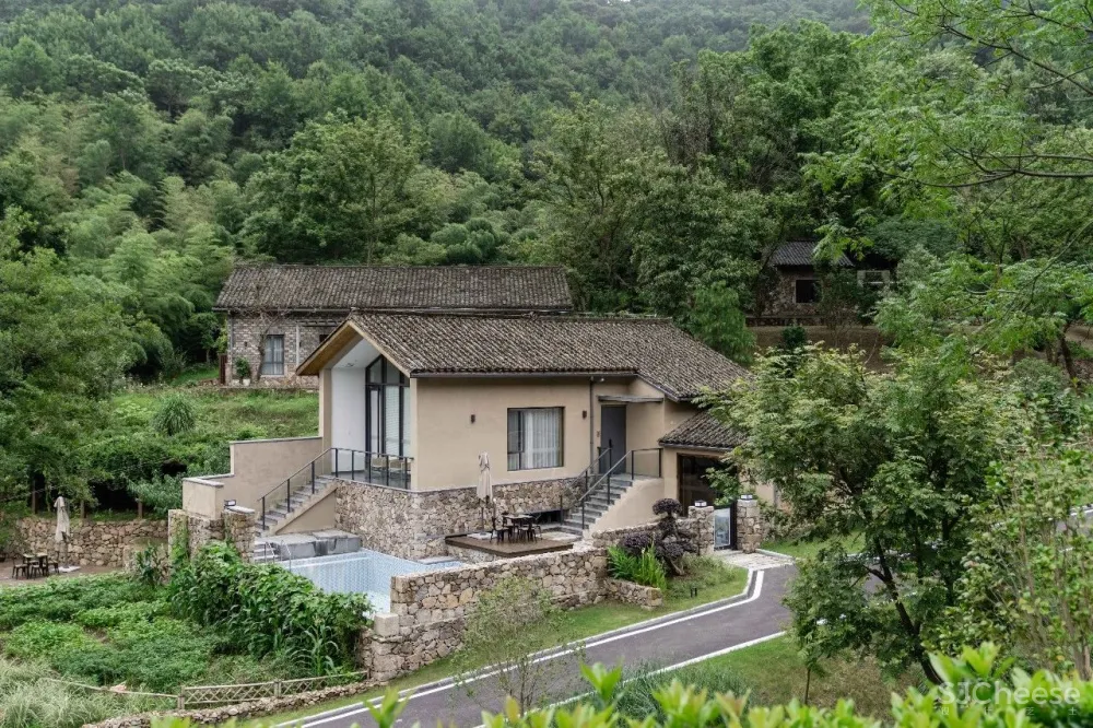 云里安凹：从14户普通民房到142亩精致山居，一座平凡村落的进化史