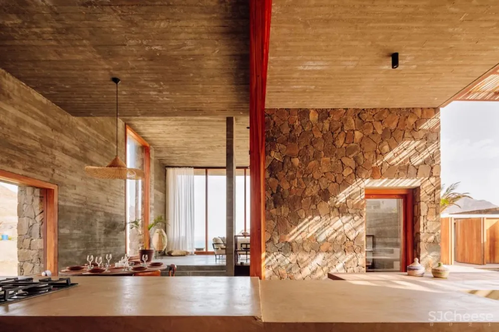 在火山底建造的“亲密”别墅；卫生间不装窗帘，根本不在乎路过的人！你敢住吗？【A963第2186期】