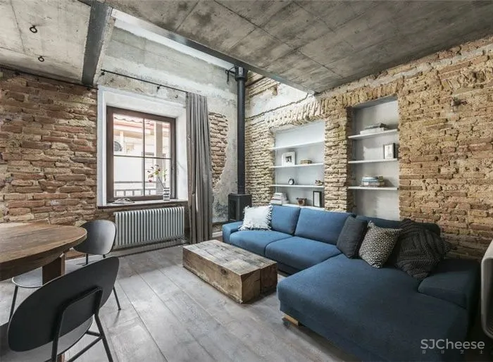 一半现代时髦一半原始衰败，这是一个精分的业主？