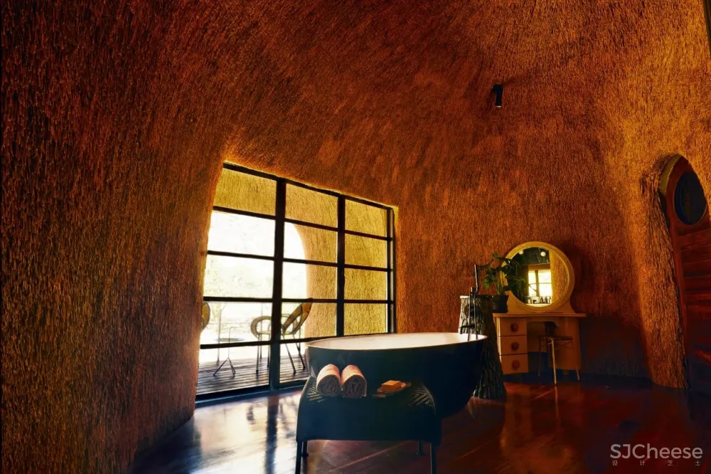 跨界狂人竟用茅草打造超级鸟巢住宅，这就是怪诞的野奢生活！