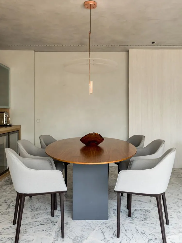 这对夫妇用165平米的家专门招待客人，只做一间卧室却有三间厕所！