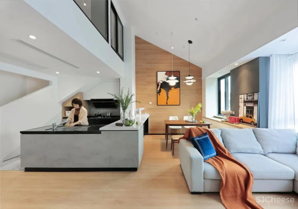 小夫妻买下105㎡奇葩阁楼，砸掉数面墙，“浪费空间”却让幸福暴增！