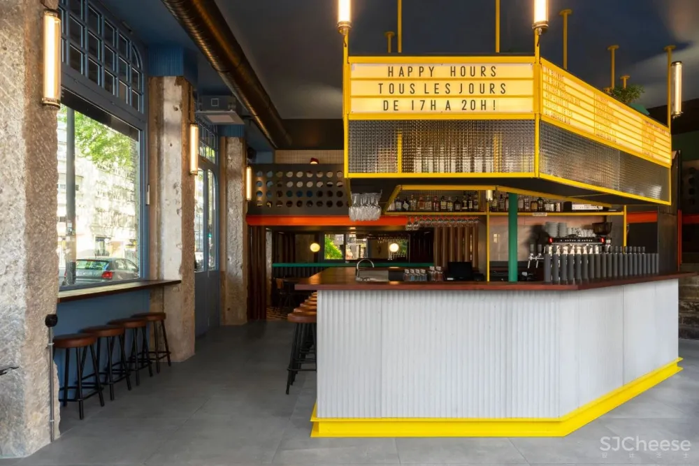 La Raffinerie Modernist Beer Bar in Lyon by Un Studio.