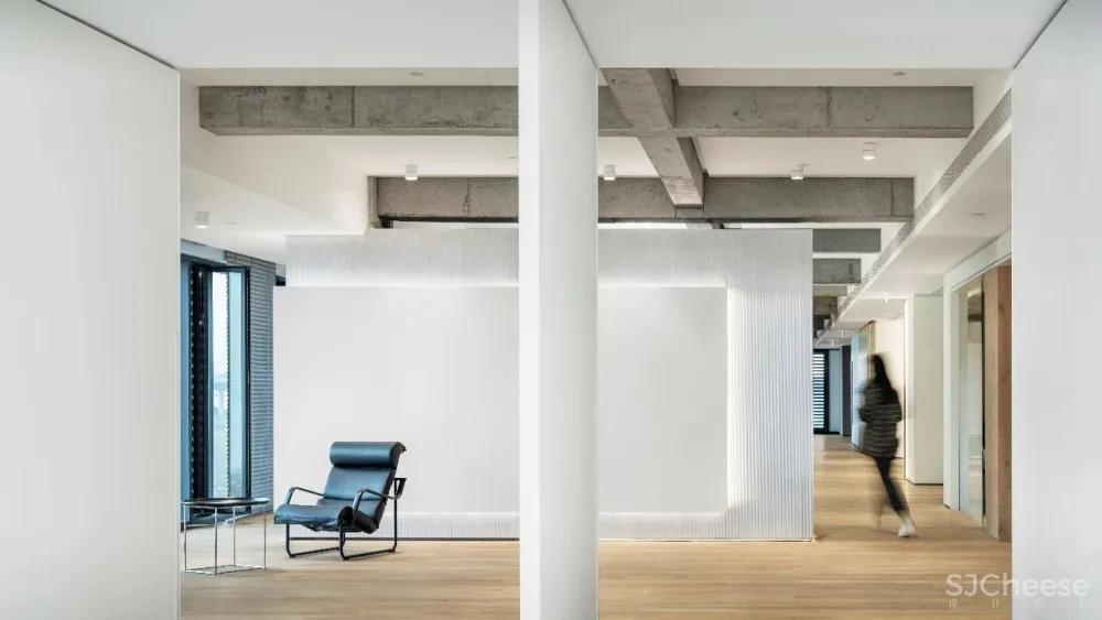 佳作 万境设计 × 凌笛OFFICE:极简办公空间的场所精神